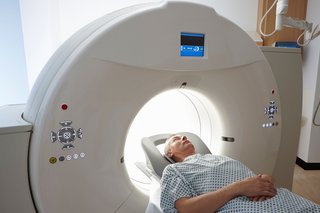 Billede af en person, der har en CT-scanning