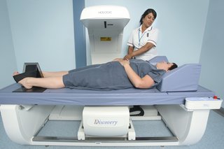 Billede af en person, der har en DEXA-scanning